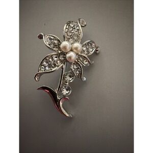 VINTAGE - LOVELY SILVER, FAUX-PEARL & RHINESTONE FLORAL 2" BROOCH/PIN